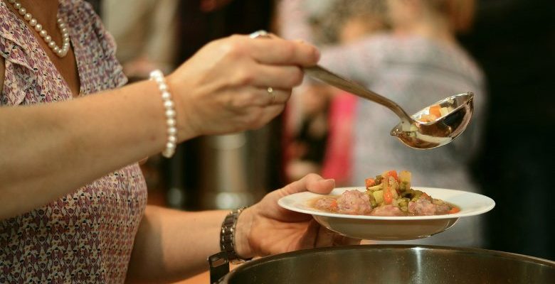 Une soupe populaire place du Ralliement à Angers